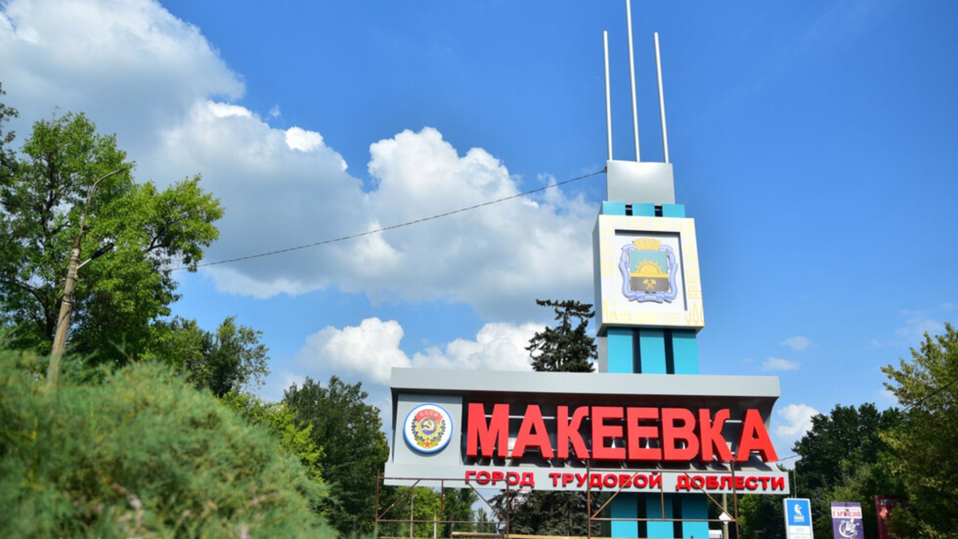 У Макіївці багатоповерхівка роками живе над затопленим нечистотами підвалом: мешканці скаржаться на бездіяльність комунальників