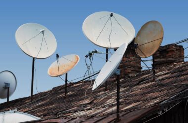 РФ розширює систему контролю інформації на окупованих територіях: блокування зв’язку, заборона супутникових антен та втручання в Telegram