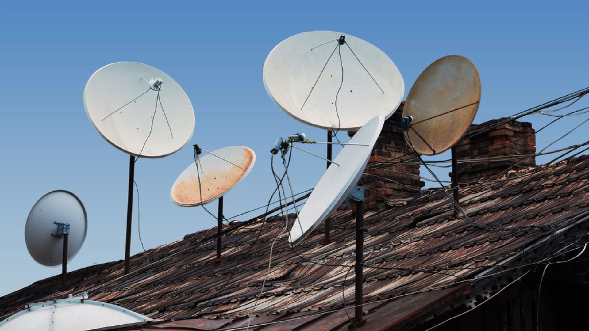 РФ розширює систему контролю інформації на окупованих територіях: блокування зв’язку, заборона супутникових антен та втручання в Telegram