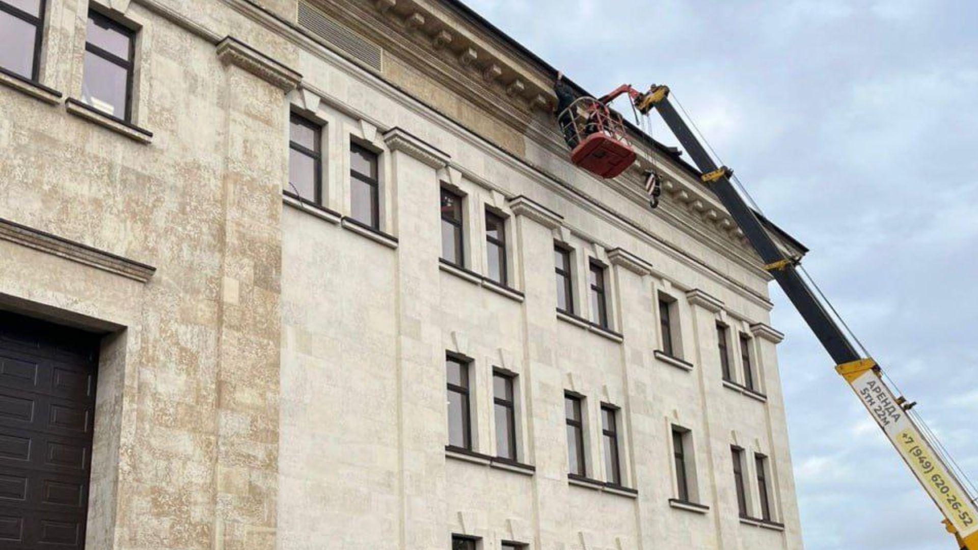 В окупованому Маріуполі показали, що відбувається у Драмтеатрі піл час ремонту