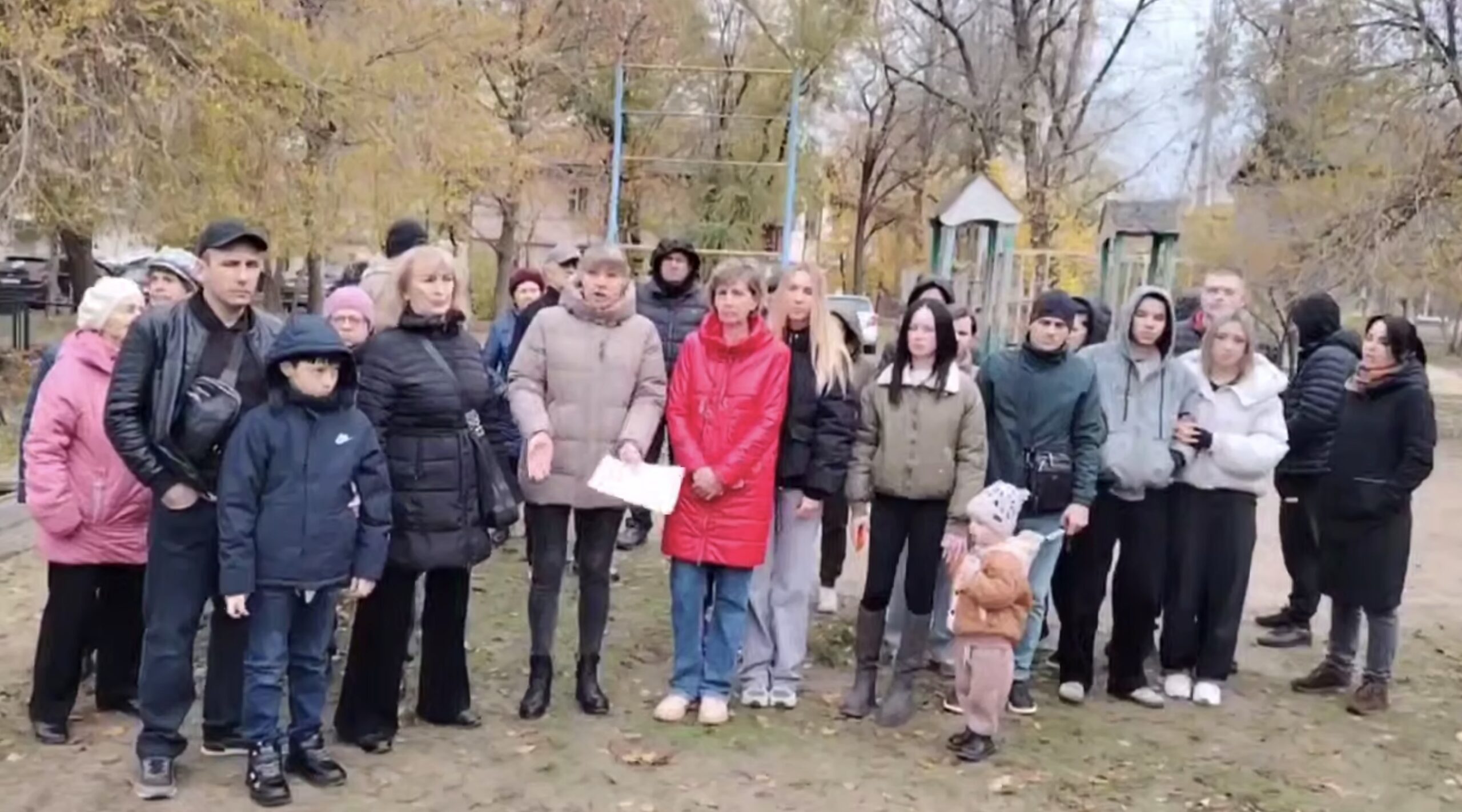 Будівництво висотки у дворі в окупованому Луганську: жителі записали відеозвернення і вимагають скасувати оренду землі