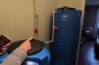 У Хрустальному люди три місяці без води: мешканці наповнюють баки в квартирах за гроші