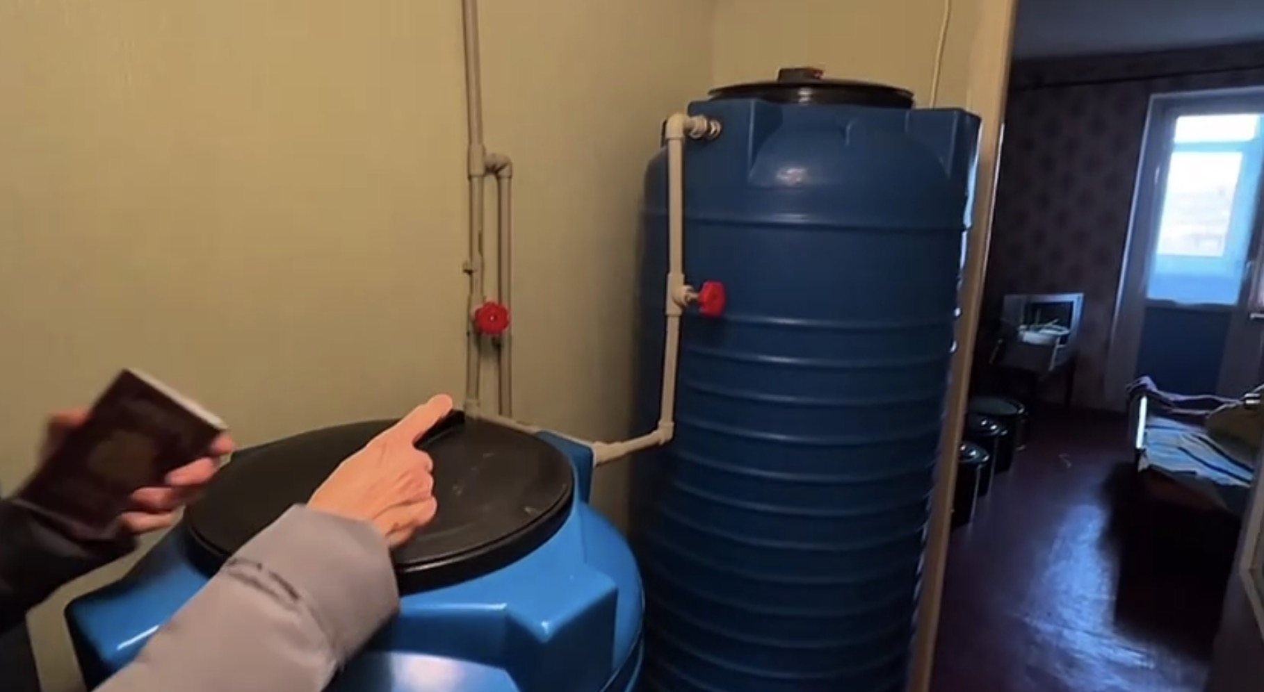 У Хрустальному люди три місяці без води: мешканці наповнюють баки в квартирах за гроші