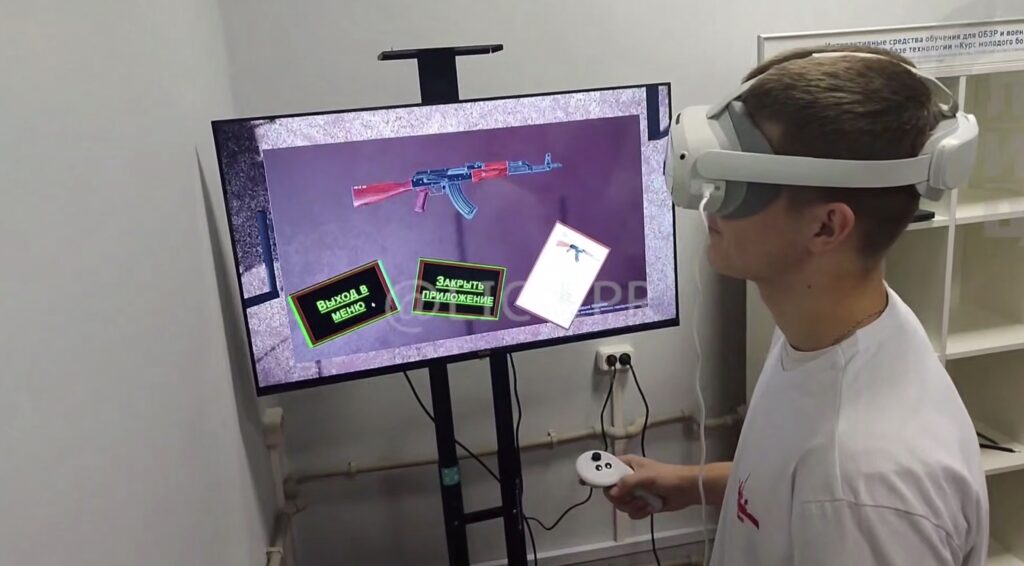 В окупованому Луганську відкрили центр “Редут”, де молодь навчатимуть поводитися зі зброєю