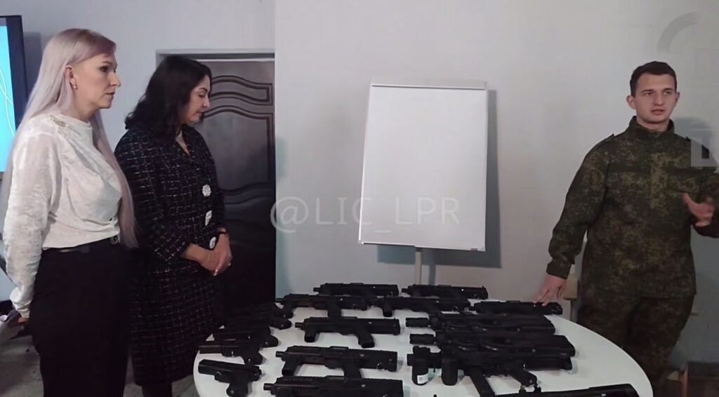 В окупованому Луганську відкрили центр “Редут”, де молодь навчатимуть поводитися зі зброєю