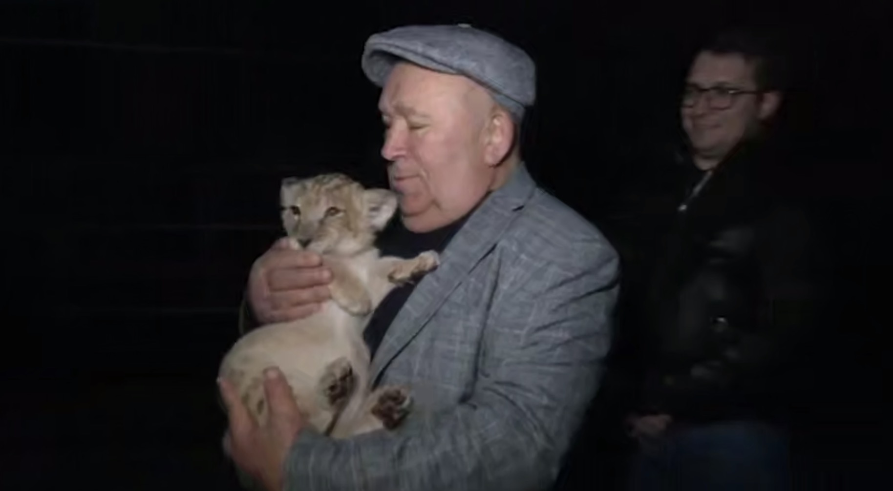 У приватному дворі на Донеччині виявили левеня, утримуване в антисанітарії