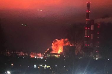 У Костромі дрони атакували одну з найбільних електростанцій в Росії: місцеві показали кадри пожежі