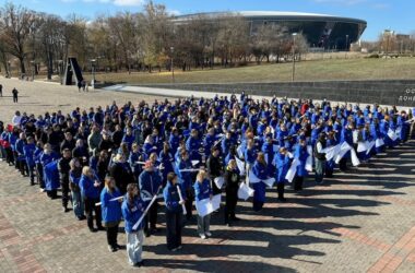 У Донецьку підлітків змусили розгорнути великий прапор РФ, щоб показати “підтримку” окупантам