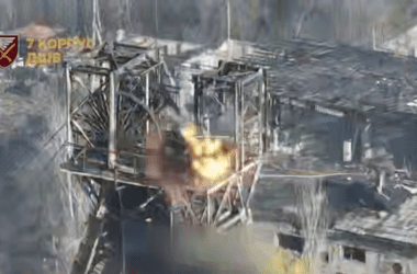 Росіяни вивісили триколор над шахтою у Мирнограді, але, він провисів недовго — бійці ЗСУ знищили його дроном