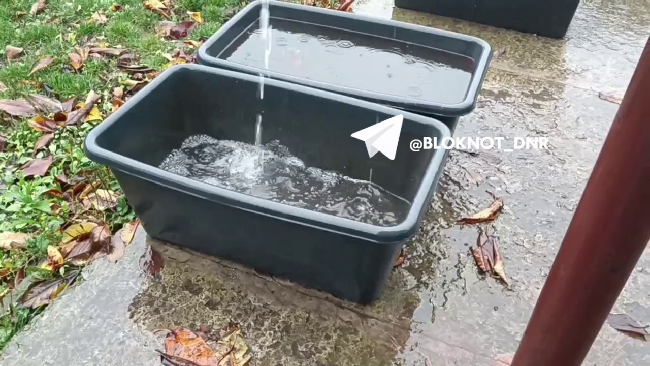 Дев’ять днів без водопостачання: жителі Донецька показали, як набирають дощову воду