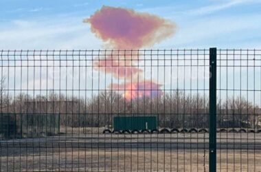 Після невдалого запуску ракети над полігоном в Оренбурзі зʼявився фіолетовий дим