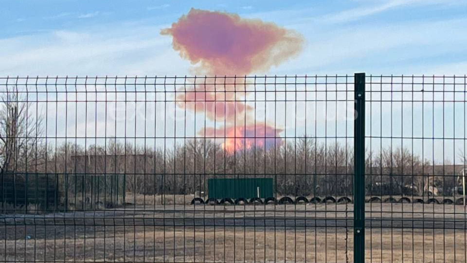 Після невдалого запуску ракети над полігоном в Оренбурзі зʼявився фіолетовий дим