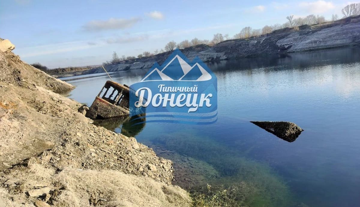 Рівень води в Монахівському кар’єрі під Макіївкою впав ще на кілька метрів. Видно затоплені раніше автобуси