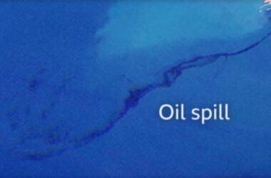 Пляма нафти виявлена в Чорному морі після атаки БПЛА на нафтоналивний термінал у Туапсе