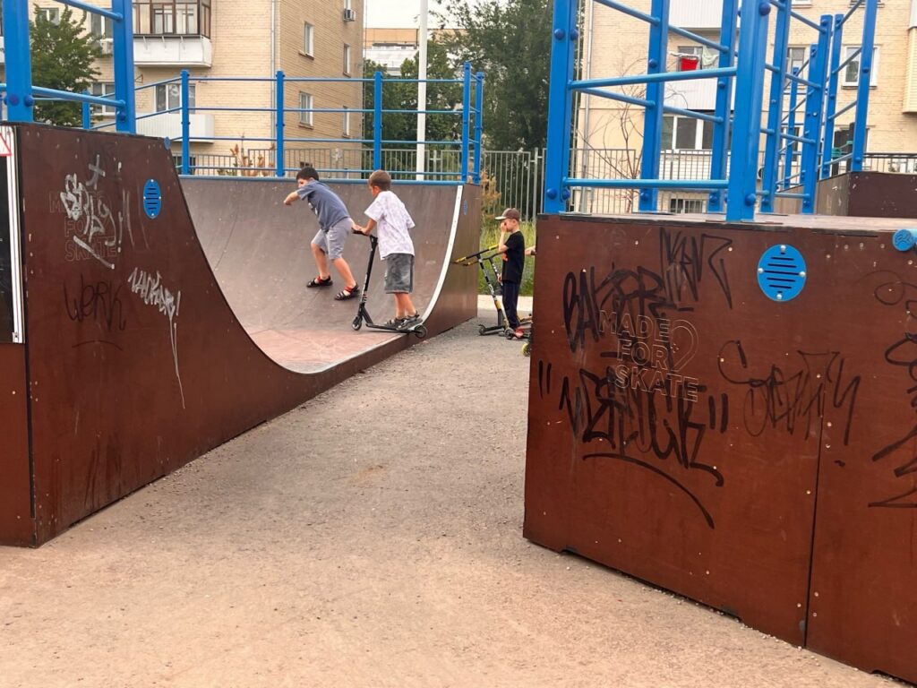 Зіпсовані лавки та споруди: місцеві показали, як виглядає зараз парк Щорса у Луганську