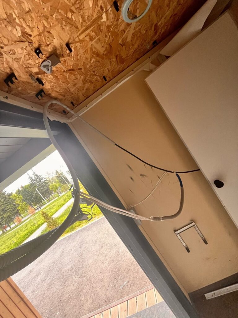 Зіпсовані лавки та споруди: місцеві показали, як виглядає зараз парк Щорса у Луганську