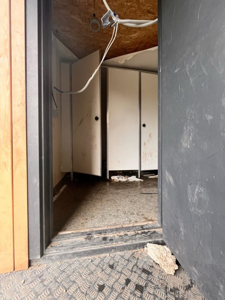 Зіпсовані лавки та споруди: місцеві показали, як виглядає зараз парк Щорса у Луганську