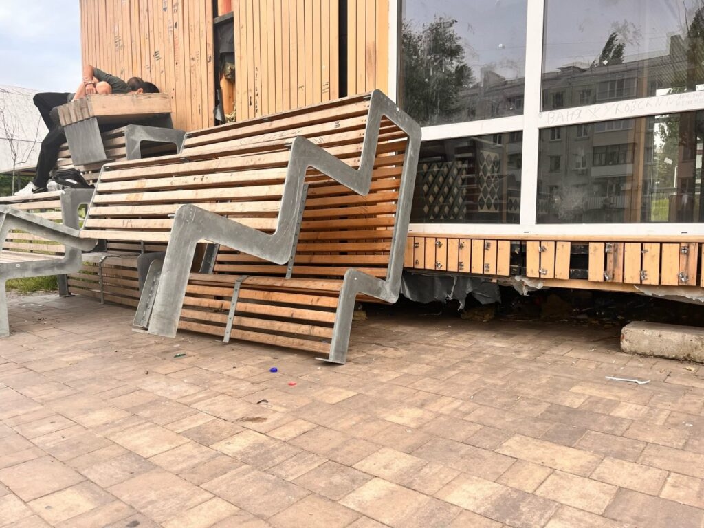 Зіпсовані лавки та споруди: місцеві показали, як виглядає зараз парк Щорса у Луганську