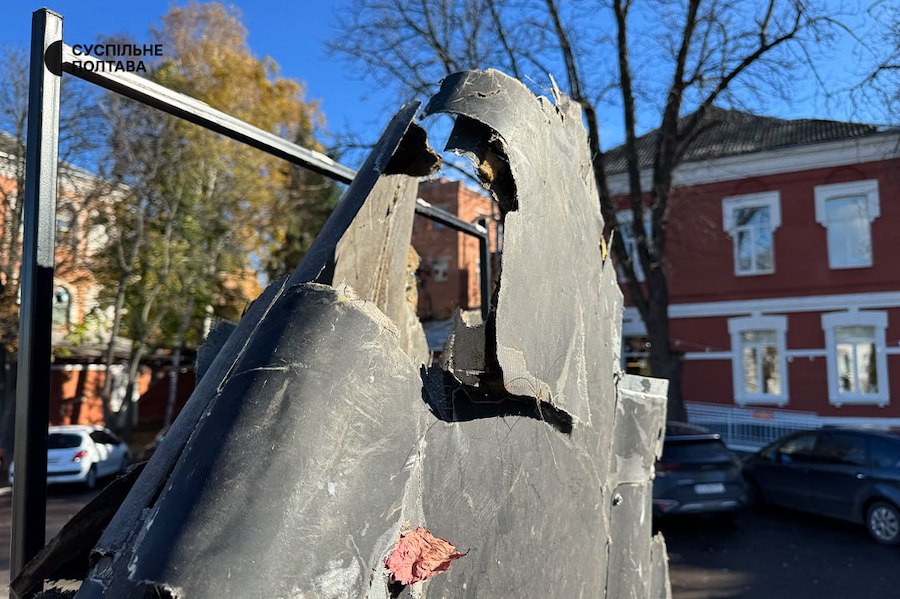 Уламок “шахеда” встановили на місці пам’ятника Петру I в Полтаві
