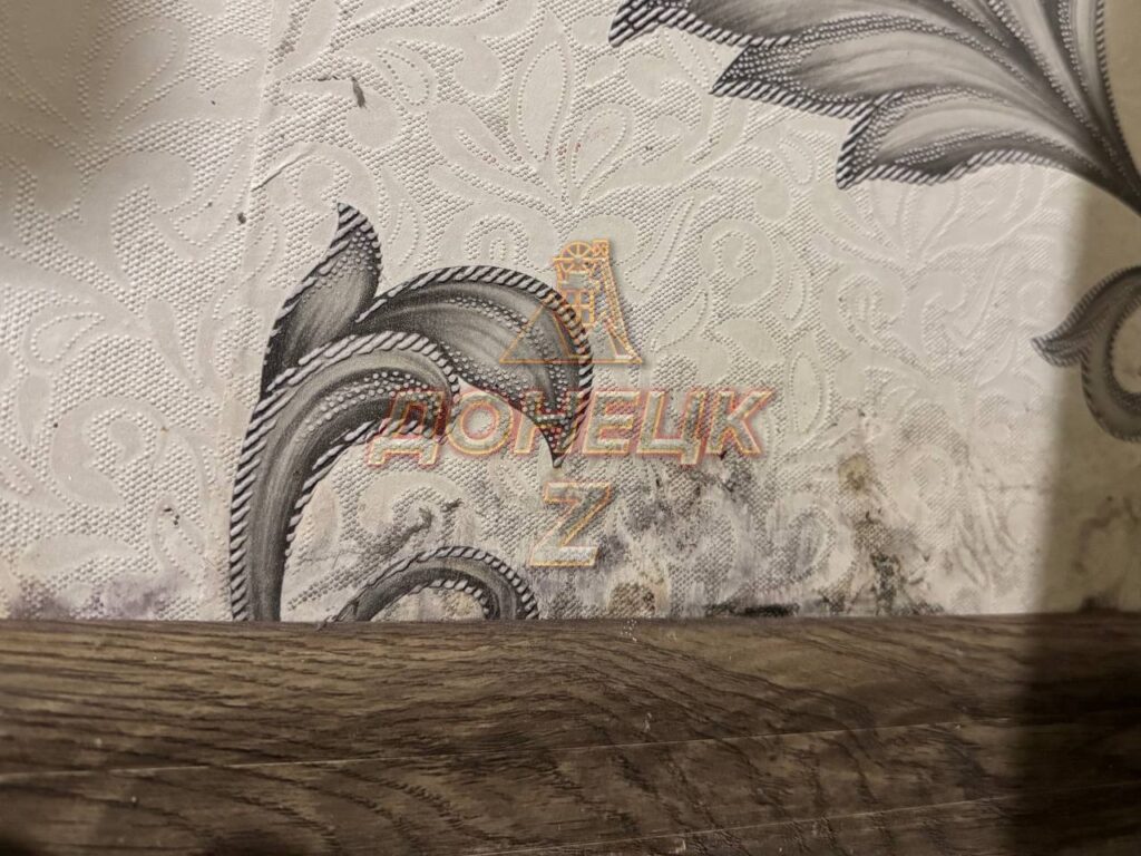 У Макіївці багатоповерхівка роками живе над затопленим нечистотами підвалом: мешканці скаржаться на бездіяльність комунальників