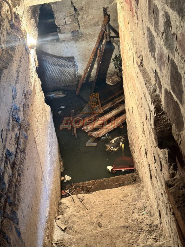 У Макіївці багатоповерхівка роками живе над затопленим нечистотами підвалом: мешканці скаржаться на бездіяльність комунальників