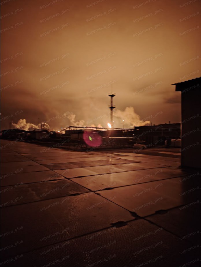 Пожежа на НПЗ &#8220;Лукойл&#8221; у Кстово після атаки дронів: у мережі з’явилося відео масштабного займання