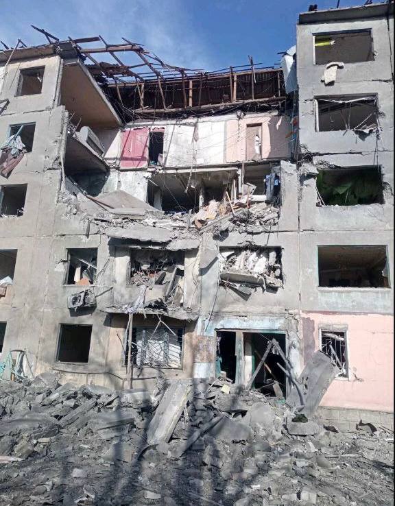 РФ завдала авіаудару Добропіллю: з-під завалів врятували потерпілого