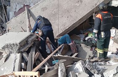 РФ завдала авіаудару Добропіллю: з-під завалів врятували потерпілого