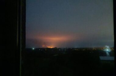 У Донецьку уразили склад боєприпасів. Місцеві повідомляють про гучні вибухи та заграву