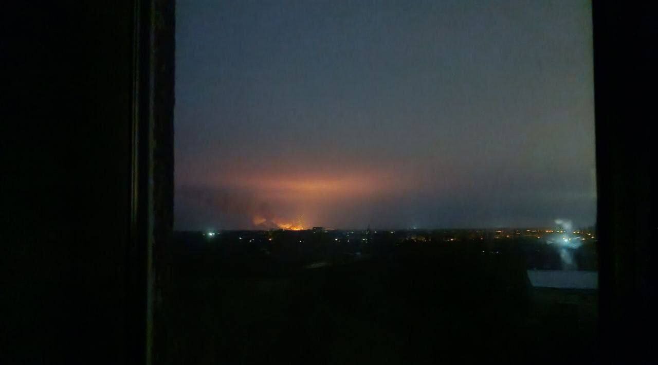 У Донецьку уразили склад боєприпасів. Місцеві повідомляють про гучні вибухи та заграву