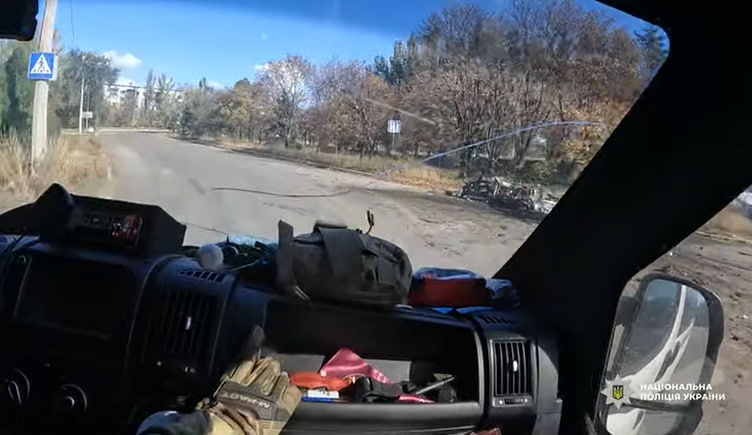 З Костянтинівки поліцейські евакуювали подружжя та показали, як виглядає місто