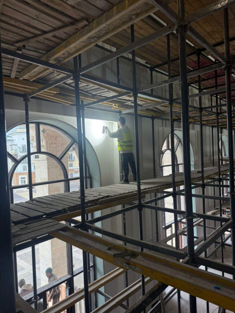 В окупованому Маріуполі показали, що відбувається у Драмтеатрі піл час ремонту