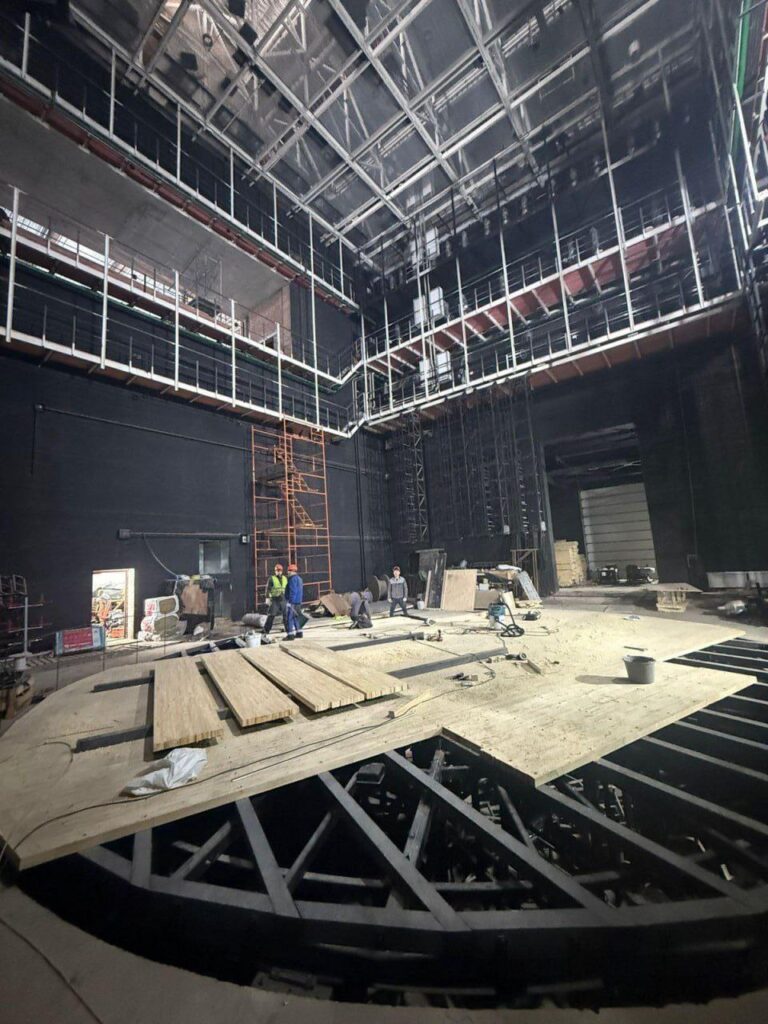 В окупованому Маріуполі показали, що відбувається у Драмтеатрі піл час ремонту