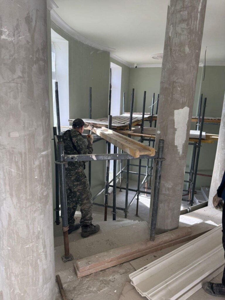 В окупованому Маріуполі показали, що відбувається у Драмтеатрі піл час ремонту