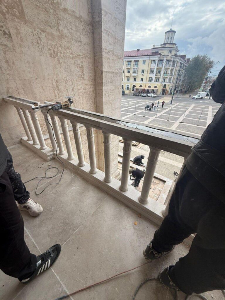 В окупованому Маріуполі показали, що відбувається у Драмтеатрі піл час ремонту