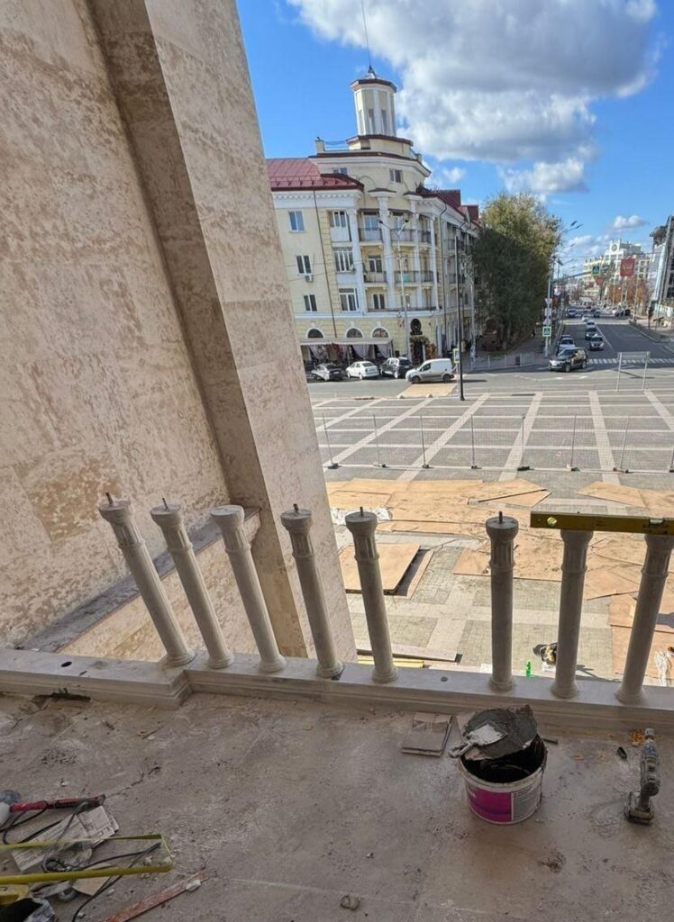 В окупованому Маріуполі показали, що відбувається у Драмтеатрі піл час ремонту