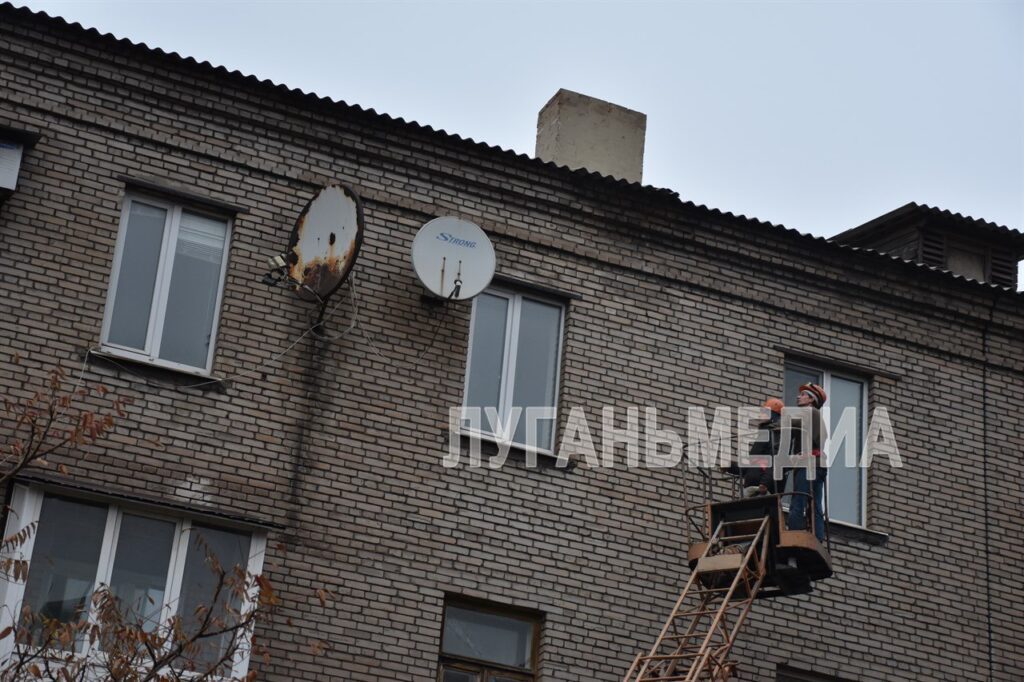 Щоб не дивилися інше: в Алчевську показали, як окупанти масово демонтують супутникові антени