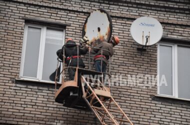 Щоб не дивилися інше: в Алчевську показали, як окупанти масово демонтують супутникові антени