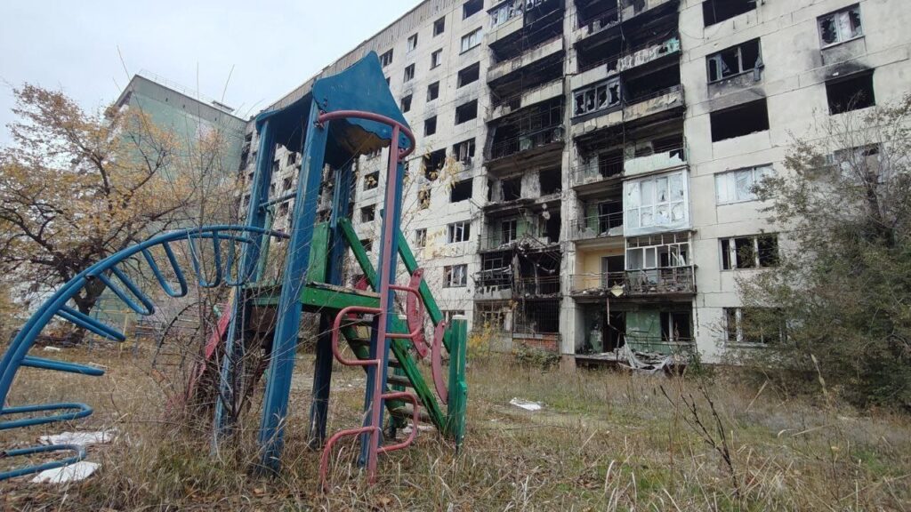 Написи, які нагадують про війну. З&#8217;явились свіжі фото окупованого Сіверськодонецька