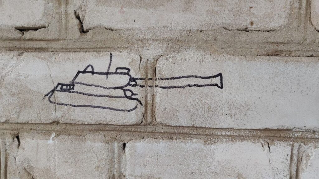 Написи, які нагадують про війну. З&#8217;явились свіжі фото окупованого Сіверськодонецька