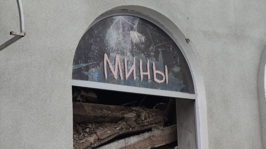 Написи, які нагадують про війну. З&#8217;явились свіжі фото окупованого Сіверськодонецька