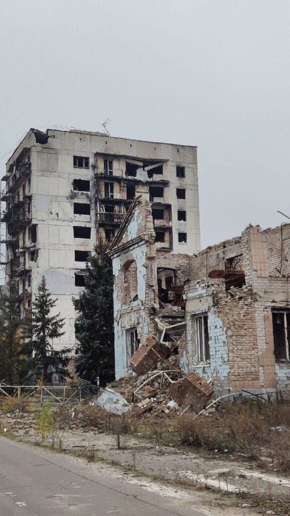 Написи, які нагадують про війну. З&#8217;явились свіжі фото окупованого Сіверськодонецька