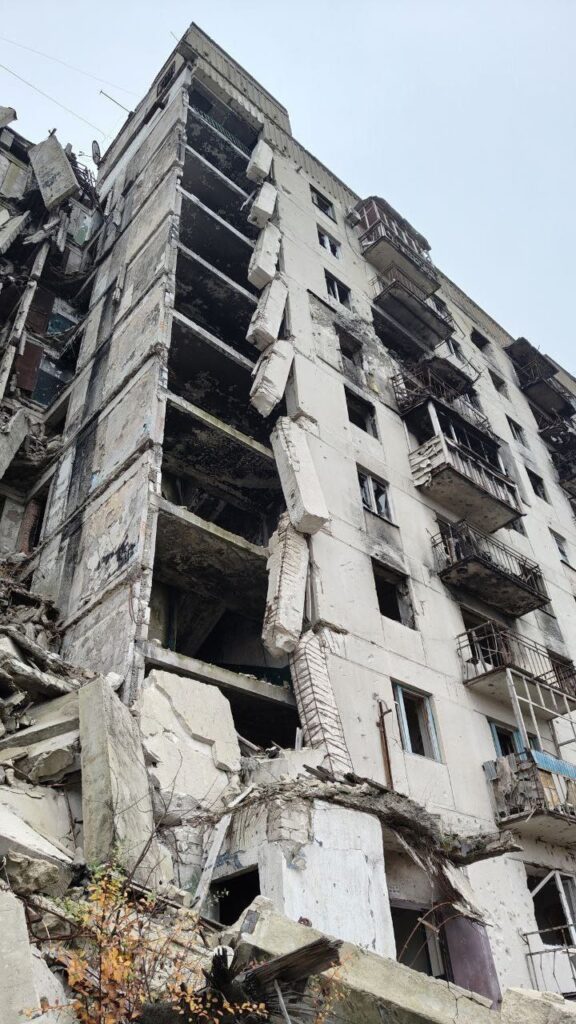 Написи, які нагадують про війну. З&#8217;явились свіжі фото окупованого Сіверськодонецька