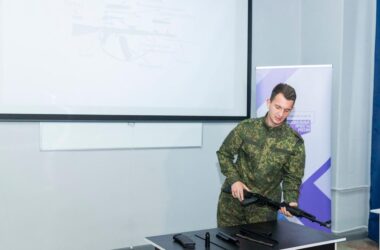 В окупованому Луганську відкрили центр &#8220;Редут&#8221;, де молодь навчатимуть поводитися зі зброєю