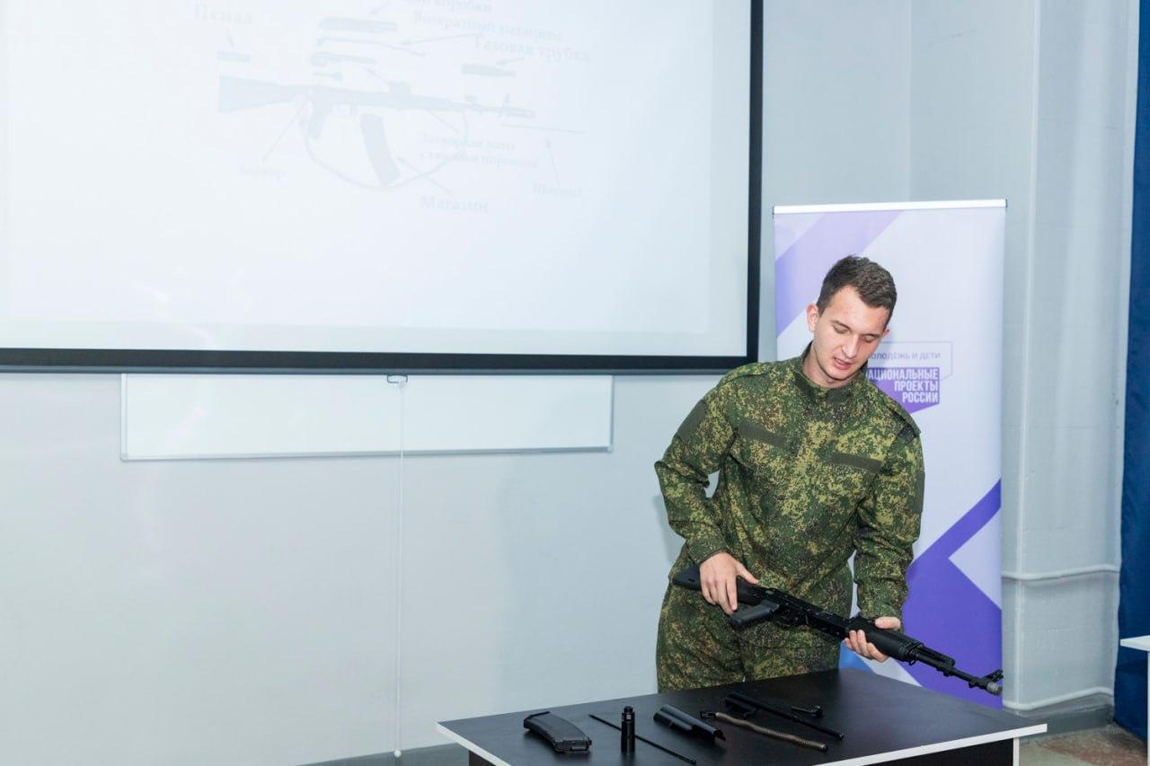 В окупованому Луганську відкрили центр “Редут”, де молодь навчатимуть поводитися зі зброєю