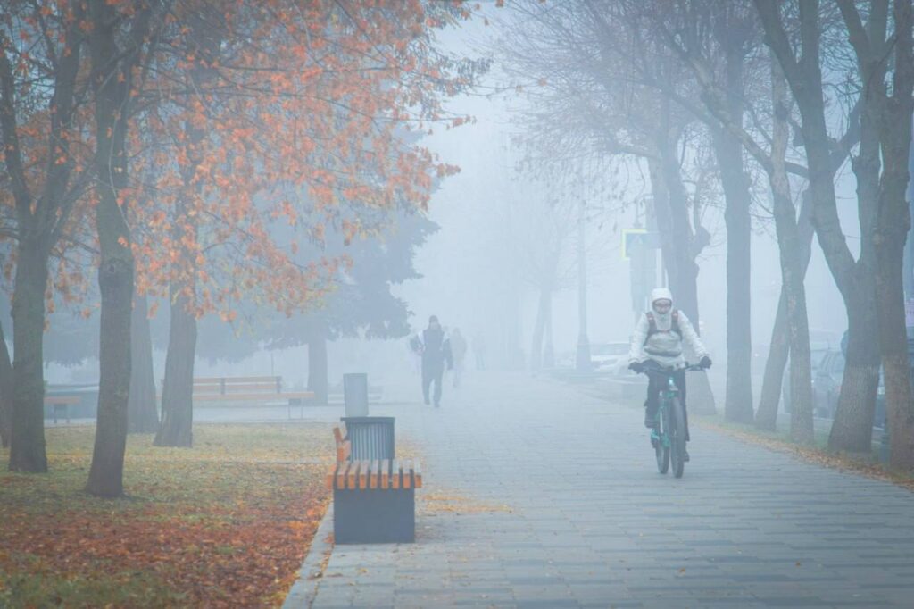 У Луганську з самого ранку – густий туман: опубліковані фотографії