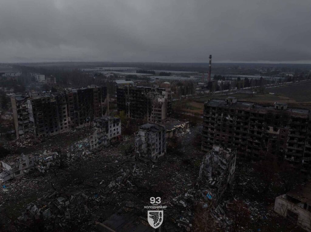 Цілі квартали в руїнах та спалені авто на дорогах: військові показали, як зараз виглядає Костянтинівка