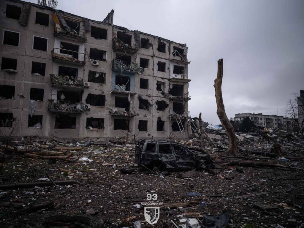 Цілі квартали в руїнах та спалені авто на дорогах: військові показали, як зараз виглядає Костянтинівка