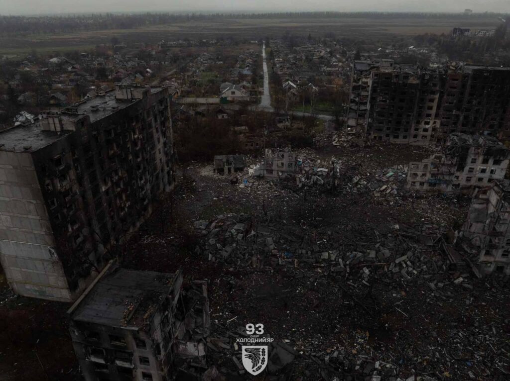 Цілі квартали в руїнах та спалені авто на дорогах: військові показали, як зараз виглядає Костянтинівка