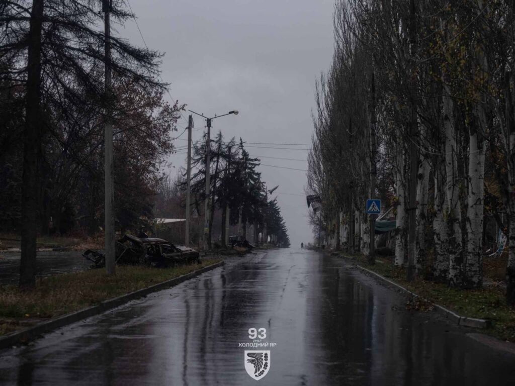 Цілі квартали в руїнах та спалені авто на дорогах: військові показали, як зараз виглядає Костянтинівка